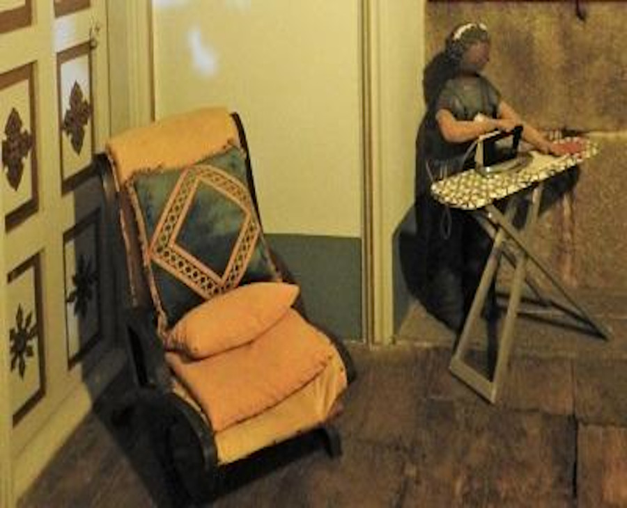Cartel das II xornadas pacegas en Tor. Na imaxe vese o sillón da nodriza do cuarto dos nenos e unha muller vestida de doncella planchando.