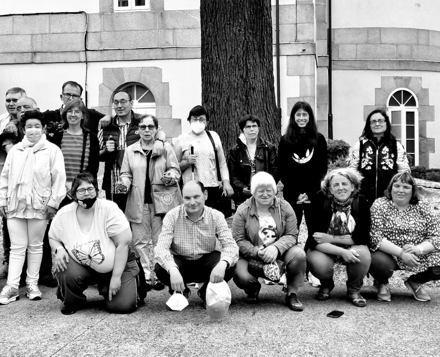 Foto en branco e negro de grupo dos participantes da quinta edición de fotografía a cegas nos xardíns do Pazo de San Marcos
