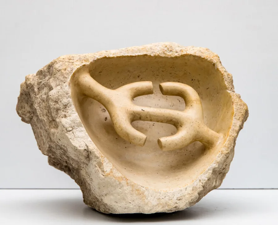 Peza de pedra caliza, Escultura R1528 “Canto de terra II”(2013) da artista Gema labayen para a exposición Ver e tocar: escultoras no Museo Tiflológico