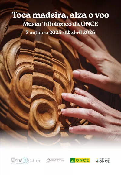 Cartel promocional da exposición táctil "Toca madeira, alza o voo". En primeiro plano, dúas mans, unha delas co polgar cara arriba, exploran a textura dunha escultura de madeira con relevos e ondulacións. O texto indica que a mostra se celebra no Museo Tiflológico da ONCE do 7 de outubro de 2025 ao 12 de abril de 2026. Na parte inferior, aparecen os logotipos de Deputación de Lugo, Cultura, Rede Museística Provincial de Lugo, ONCE e Grupo Social ONCE.