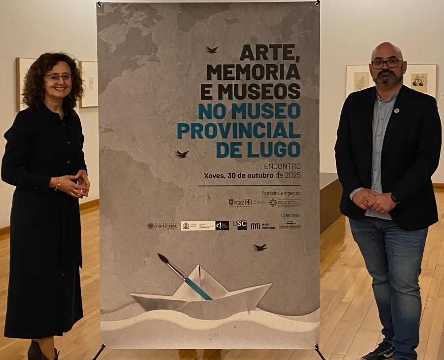 Efrén Castro e Aurelia Balseiro pousando xunto a un roll-up promocional do 'Encontro Arte, Memoria e Museos no Museo Provincial de Lugo'. No cartel lese a data: Xoves, 30 de outubro de 2025. Ambos están de pé nunha sala de exposicións