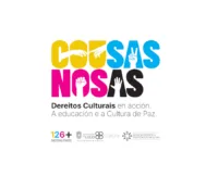 A imaxe mostra o logotipo central con tipografía grosa en cores amarelo, azul, maxenta e negro. As letras integran siluetas de mans que simbolizan diferentes valores: as mans da 'Creación de Adán' (cultura e creación artística), unha man co signo da vitoria (paz e diálogo), un puño alzado (defensa de dereitos) e unha man aberta (accesibilidade e participación). Baixo o logo aparece o lema 'Dereitos Culturais en acción. A educación e a Cultura de Paz' e os logotipos institucionais da Deputación de Lugo (Vicepresidencia de Cultura) e a Rede Museística Provincial de Lugo."