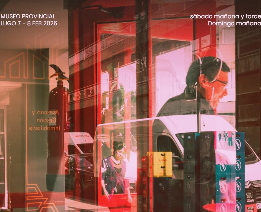 Cartel do obradoiro "Olladas que superan barreiras" sobre unha fotografía con reflexos urbanos en tons avermellados. O texto indica que se celebrará no Museo Provincial de Lugo os días 7 e 8 de febreiro de 2026, en horario de sábado (mañá e tarde) e domingo (mañá).