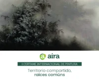 Esta imaxe ten un fondo en forma de póster cunha imaxe de árbores envoltas en néboa. Na parte inferior, un cadrado de cor branca amosa o logotipo de aira e: * @aira * I CERTAME INTERNACIONAL DE PINTURA * Territorio compartido, raíces comúns