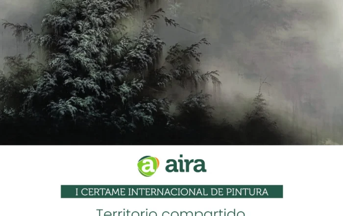 Esta imaxe ten un fondo en forma de póster cunha imaxe de árbores envoltas en néboa. Na parte inferior, un cadrado de cor branca amosa o logotipo de aira e: * @aira * I CERTAME INTERNACIONAL DE PINTURA * Territorio compartido, raíces comúns