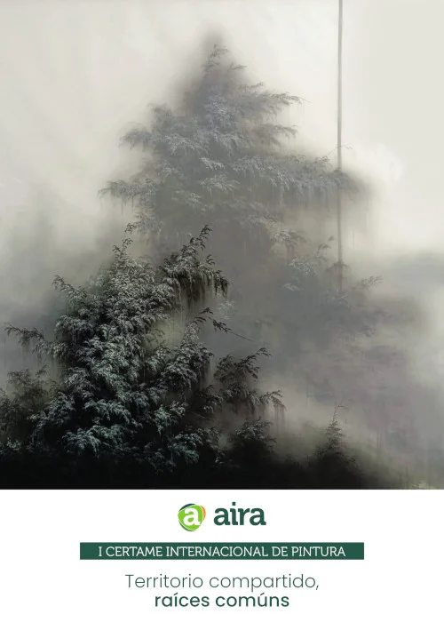 Esta imaxe ten un fondo en forma de póster cunha imaxe de árbores envoltas en néboa. Na parte inferior, un cadrado de cor branca amosa o logotipo de aira e: * @aira * I CERTAME INTERNACIONAL DE PINTURA * Territorio compartido, raíces comúns