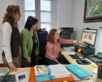 Iria castro, encarna lago e aurelia balseiro presentando vufind no museo provincial de lugo
