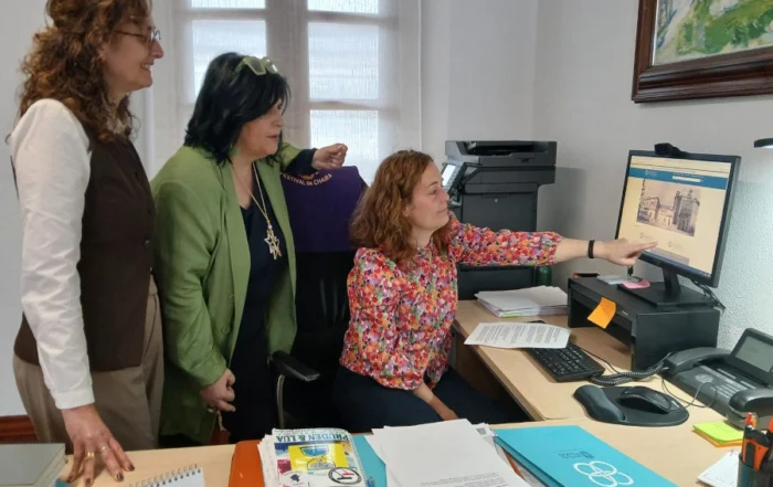 Iria castro, encarna lago e aurelia balseiro presentando vufind no museo provincial de lugo