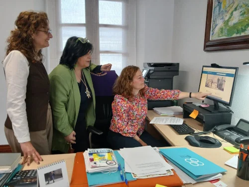Iria castro, encarna lago e aurelia balseiro presentando vufind no museo provincial de lugo