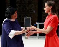 Encarna Lago recibindo a medalla das máns da raiña Leticia no acto de Toledo