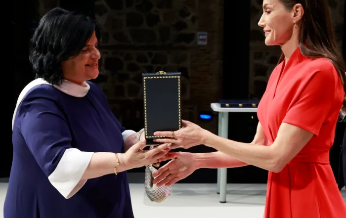Encarna Lago recibindo a medalla das máns da raiña Leticia no acto de Toledo