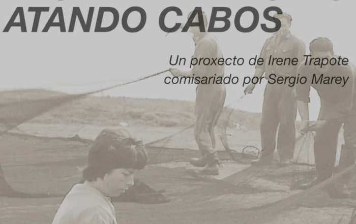 Cartaz promocional en tons sepia e gris do proxecto artístico "Facer territorio atando cabos", un proxecto de Irene Trapote comisariado por Sergio Marey. A imaxe de fondo mostra unha fotografía histórica a pé de praia onde unha muller, en primeiro plano e sentada no chan, traballa concentrada reparando unha rede de pesca; ao fondo, tres homes de pé colaboran estendendo as redes no areal. Na esquina superior esquerda destácase o título en letras maiúsculas e escuras. Abaixo á dereita indícase a información do evento: "INAUGURACIÓN: Mércores 17 de Xuño ás 19.30h, Museo Provincial do Mar en San Cibrao, Lugo". A parte inferior complétase cos logotipos institucionais da Vicepresidencia e Deputación de Lugo Cultura, a Rede Museística Provincial de Lugo - Museo Provincial do Mar, e o selo de Solaina.