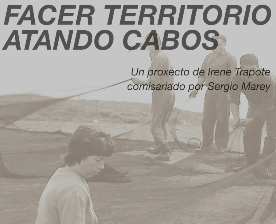 Cartaz promocional en tons sepia e gris do proxecto artístico "Facer territorio atando cabos", un proxecto de Irene Trapote comisariado por Sergio Marey. A imaxe de fondo mostra unha fotografía histórica a pé de praia onde unha muller, en primeiro plano e sentada no chan, traballa concentrada reparando unha rede de pesca; ao fondo, tres homes de pé colaboran estendendo as redes no areal. Na esquina superior esquerda destácase o título en letras maiúsculas e escuras. Abaixo á dereita indícase a información do evento: "INAUGURACIÓN: Mércores 17 de Xuño ás 19.30h, Museo Provincial do Mar en San Cibrao, Lugo". A parte inferior complétase cos logotipos institucionais da Vicepresidencia e Deputación de Lugo Cultura, a Rede Museística Provincial de Lugo - Museo Provincial do Mar, e o selo de Solaina.